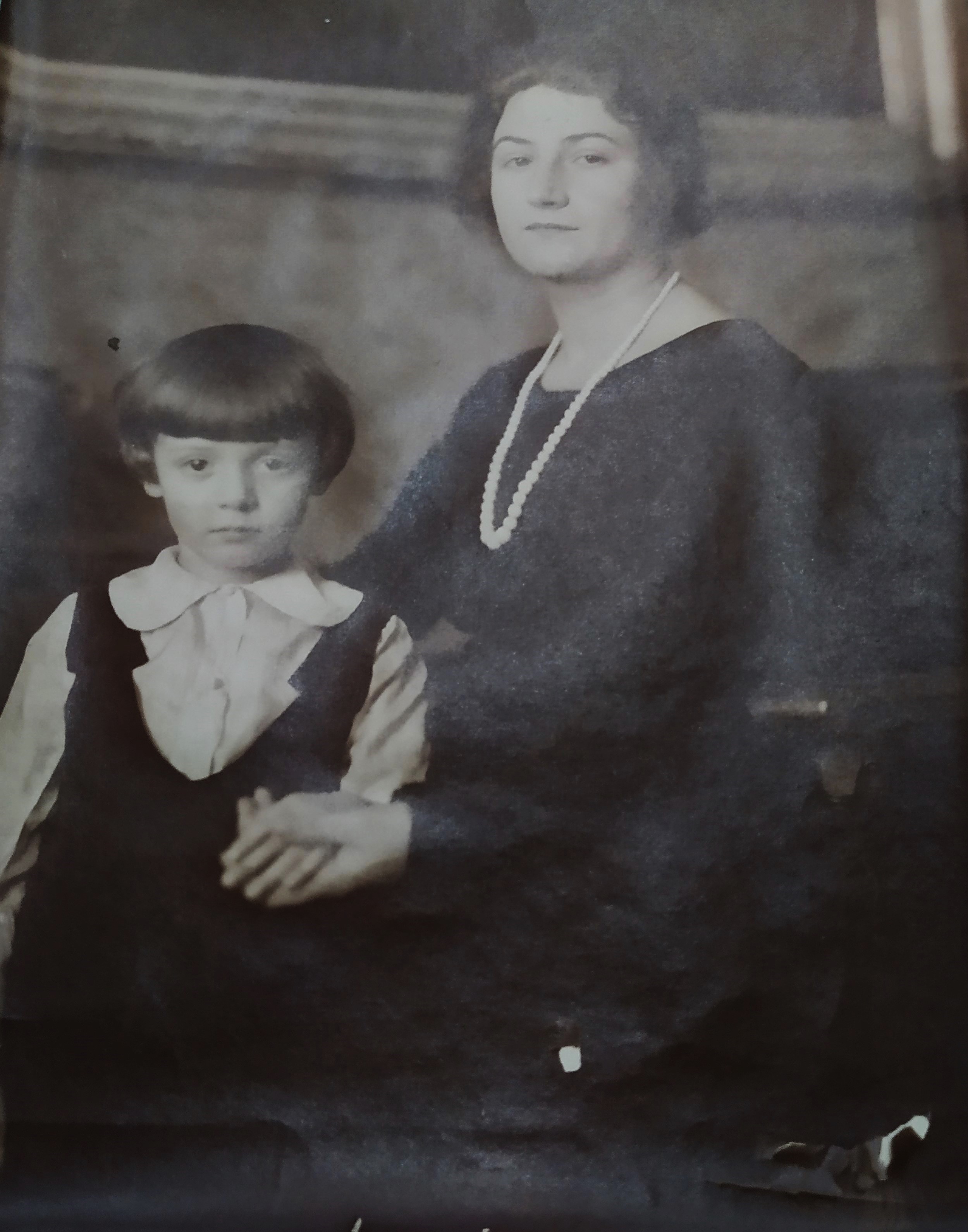 3. Pasquarosa con il figlio Giorgio, 1921, foto di Barbara Belotti per gentile concessione del dottor Paolo Bertoletti.